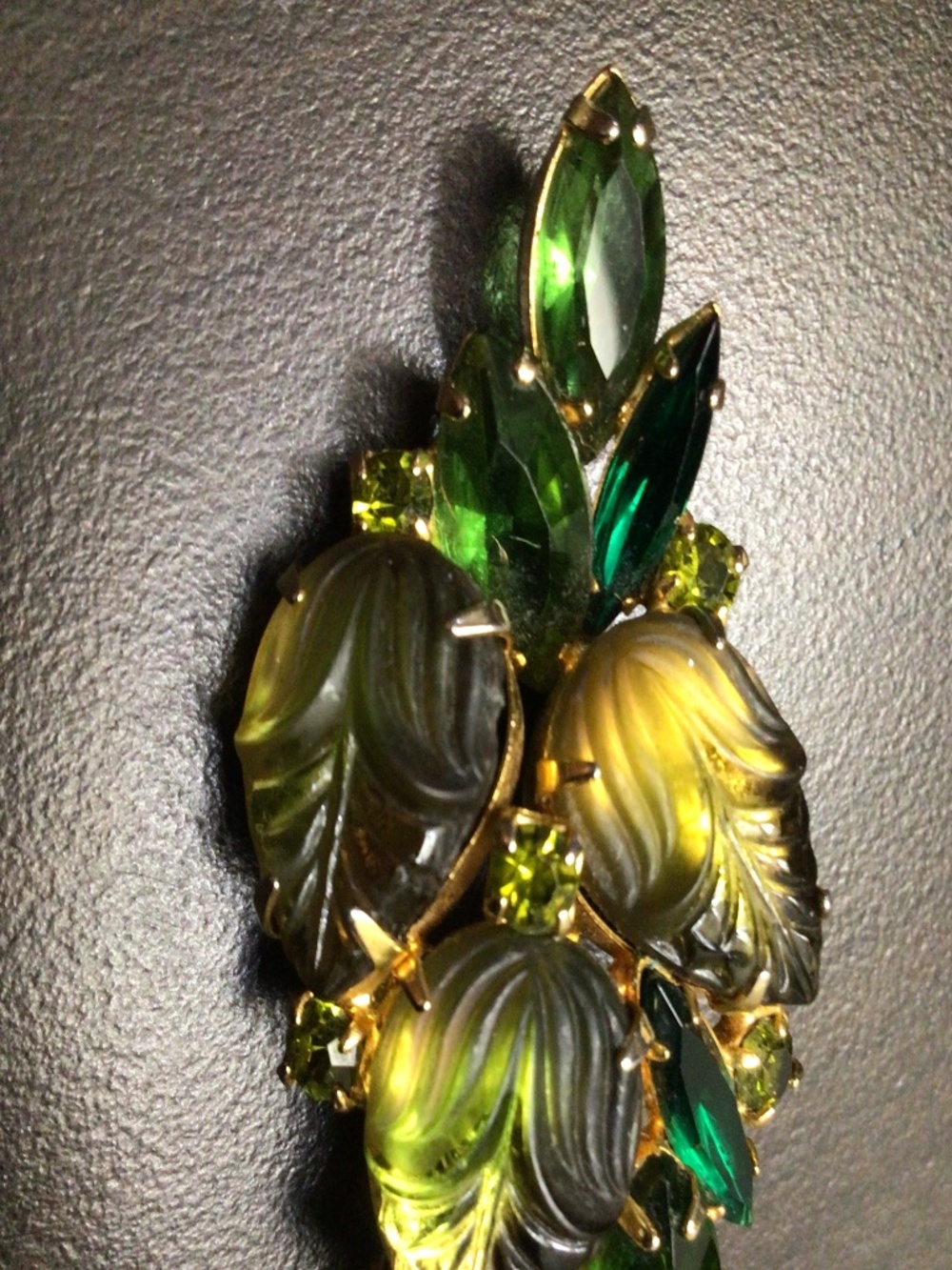 Vintage Green Molded Givre Glass Rhinestone Brooch Goldtone Metal - Picture 3 of 16